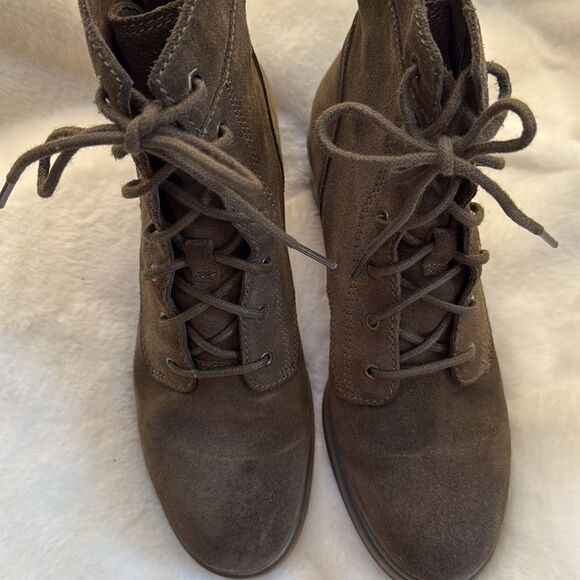 LIKE NEW TIMBERLAND SUADE BOOTIES - Picture 2 of 6